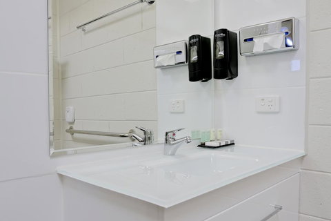 Castle Creek Motel - Sunshine Coast Tourism 2