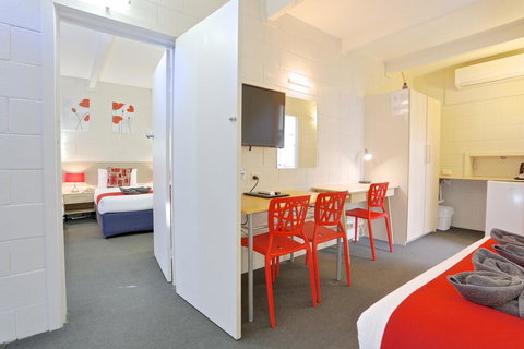 Castle Creek Motel - Sunshine Coast Tourism 1