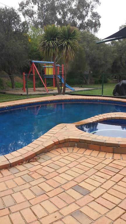Castle Motel - Sunshine Coast Tourism 3