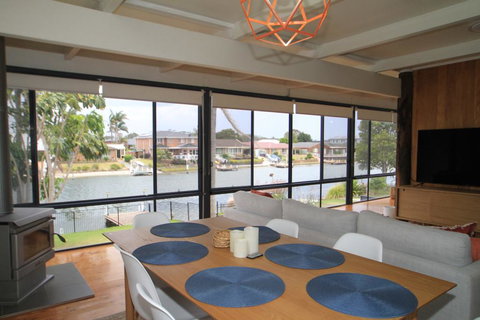 Cater Waterfront - Holiday Sunshine Coast 0