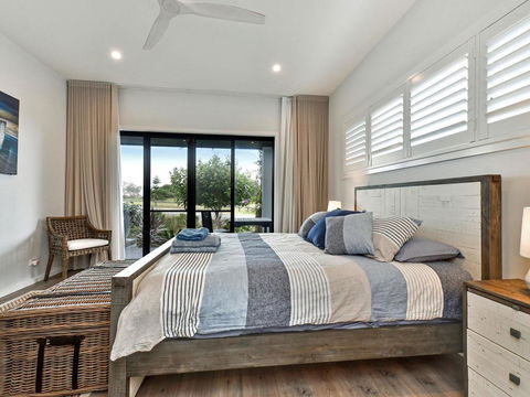 Caves Luxury Beachside Escape - Literally Across The Road From Surf Club - Sunshine Coast Tourism 3