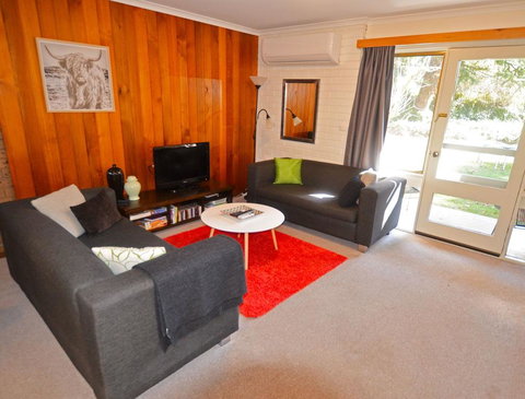Cedar Holiday Units - Apartment 4 - Sunshine Coast Tourism 0