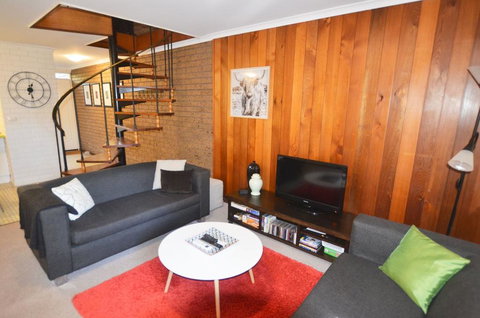 Cedar Holiday Units - Apartment 4 - Sunshine Coast Tourism 1