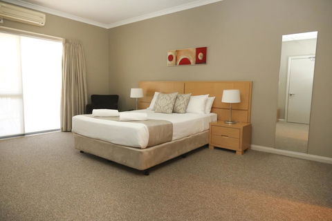 Centrepoint Apartments Griffith - Holiday Sunshine Coast 1