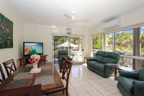 Champagne Apartment 1 - Holiday Sunshine Coast 2