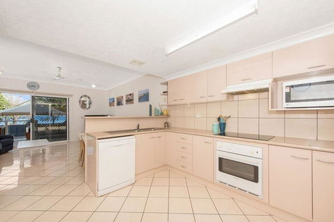 Champagne Apartment 2 - Holiday Sunshine Coast 3