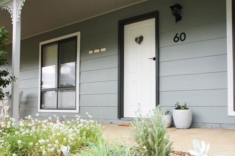 Charlottes Honor - River & Golf Cottage - Sunshine Coast Tourism 0