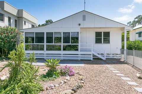 Charming Home By The Sea - Sunshine Coast Tourism 1