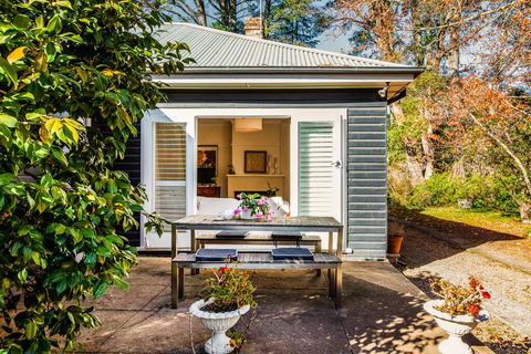 Charming Mountain Cottage - Sunshine Coast Tourism 0