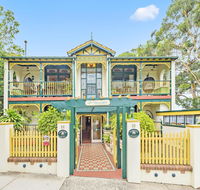 Charrington Hotel - Holiday Sunshine Coast