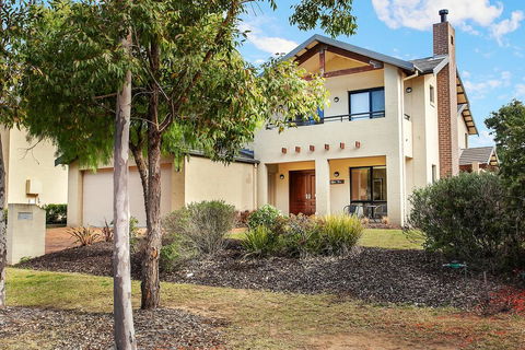 Chateau Shiraz - Holiday Sunshine Coast 3
