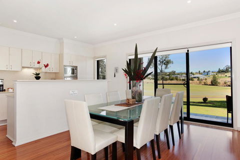 Chateau Shiraz - Holiday Sunshine Coast 1