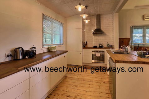 Cherry Blossom Cottage - Beechworth-Getaways - Sunshine Coast Tourism 1