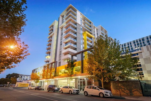 City Rest With Views - High Up Sleeps 4 + Parking - Holiday Sunshine Coast 2