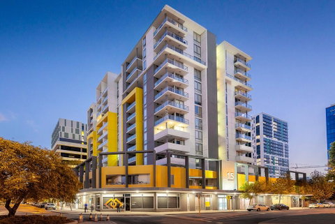 City Rest With Views - High Up Sleeps 4 + Parking - Holiday Sunshine Coast 1