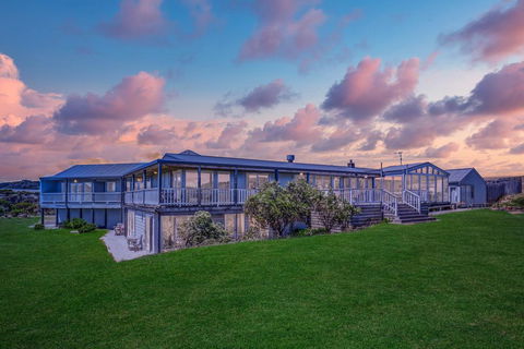 Cliff Top - Holiday Sunshine Coast 0