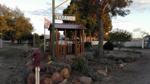 Clunes Motel - Sunshine Coast Tourism 0
