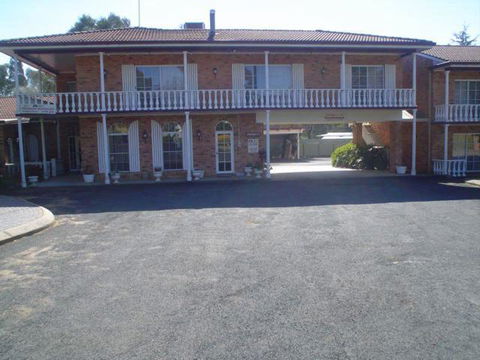 Coachmans Rest Motor Lodge - Sunshine Coast Tourism 3