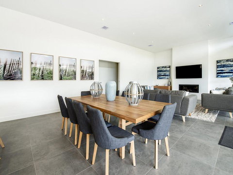 Coastal Chic - Sunshine Coast Tourism 1