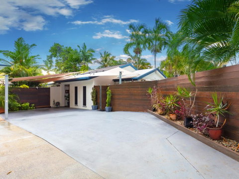 Coconut Blue Front - Palm Cove - Sunshine Coast Tourism 1