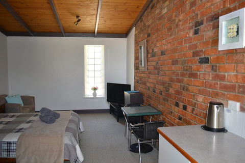 Colonial Motel - Sunshine Coast Tourism 1