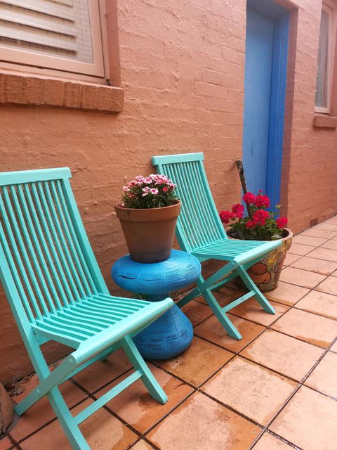 Colourful Creative Artist House Glen Waverley - Holiday Sunshine Coast 3