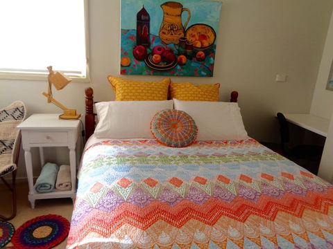 Colourful Creative Artist House Glen Waverley - Holiday Sunshine Coast 0