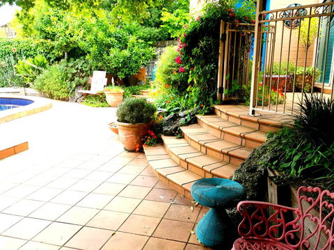Colourful Creative Artist House Glen Waverley - Holiday Sunshine Coast 1