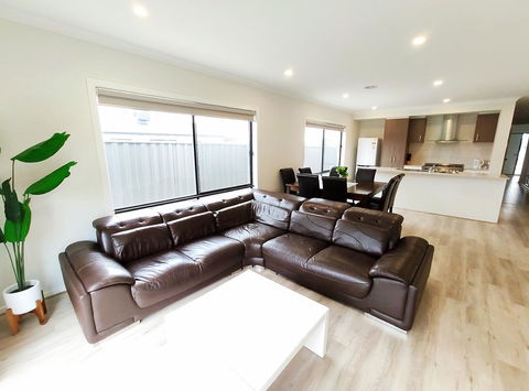 Comfortable 4BR 2Bath House Tarneit Melbourne - Sunshine Coast Tourism 0