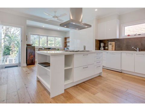 Comfy Family Home In Chill Beachside Neighbourhood - Sunshine Coast Tourism 3