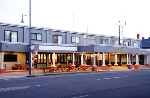 Commodore Motor Inn - Sunshine Coast Tourism 0