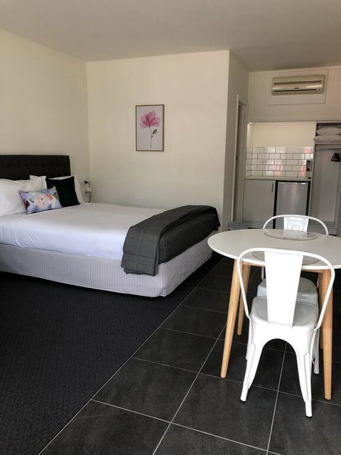 Commodore Motor Inn - Sunshine Coast Tourism 3