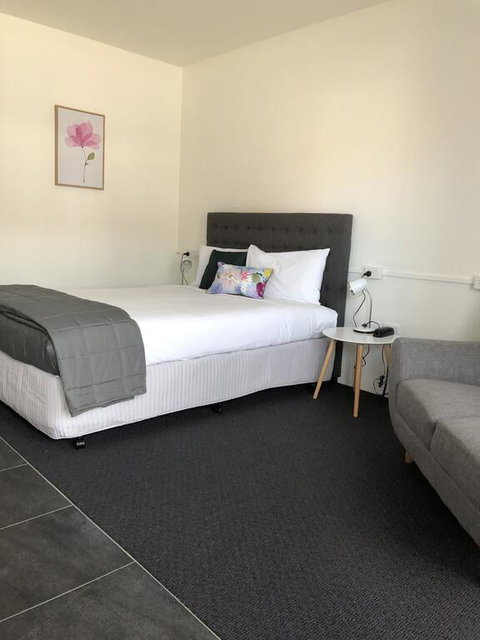 Commodore Motor Inn - Sunshine Coast Tourism 2