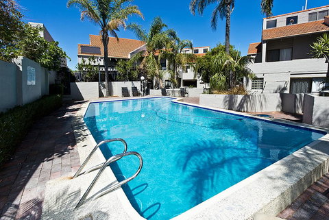 Como Mezzanine Retreat - Sunshine Coast Tourism 3