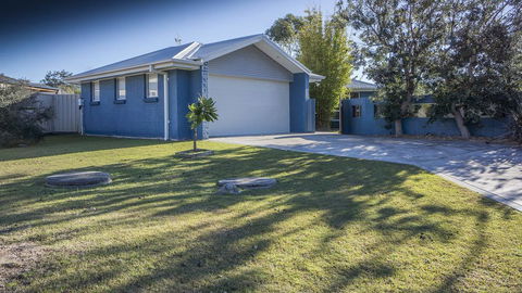 Conley Ave 8 Pet Friendly - OUTSIDE Only - Sunshine Coast Tourism 1