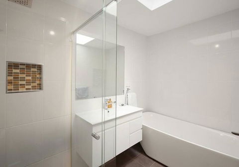 Convenient Location, Close To Tuggerah Lake - Sunshine Coast Tourism 3