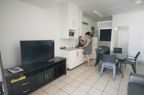 Cool Palms Motel - Sunshine Coast Tourism 1