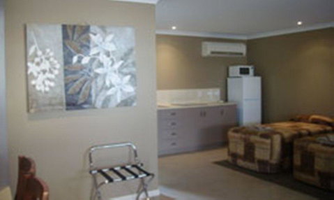 Cosmos Country Motor Inn - Sunshine Coast Tourism 0