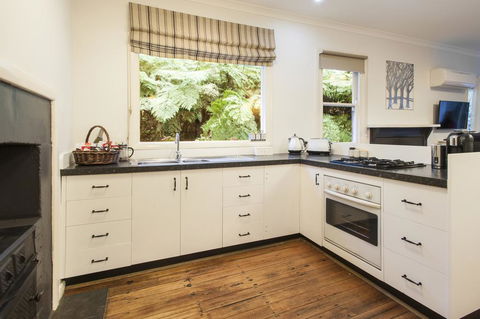 Cottage In The Forest - Holiday Sunshine Coast 3