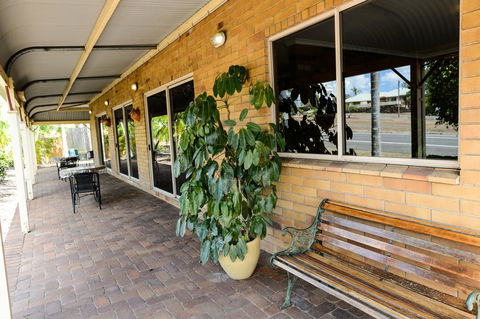 Country Comfort Gin Gin Wild Scotsman Motor Inn - Holiday Sunshine Coast 3