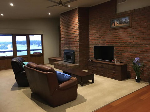 Country Farm House Close To Ballarat - Holiday Sunshine Coast 3