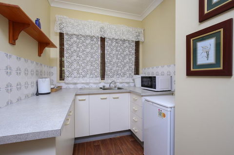 Country Lodge Motel - Sunshine Coast Tourism 2