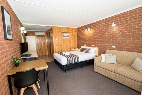 Country Mile Motor Inn - Sunshine Coast Tourism 2