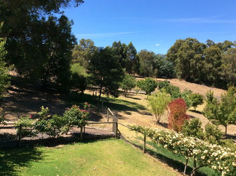 Crabapple Lane - Sunshine Coast Tourism 1
