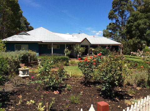 Crabapple Lane - Sunshine Coast Tourism 0