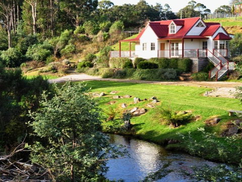 Crabtree Riverfront Cottages - Holiday Sunshine Coast 0