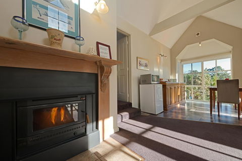 Crabtree Riverfront Cottages - Holiday Sunshine Coast 1