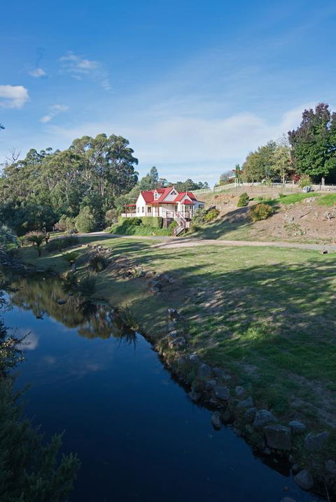 Crabtree Riverfront Cottages - Holiday Sunshine Coast 3