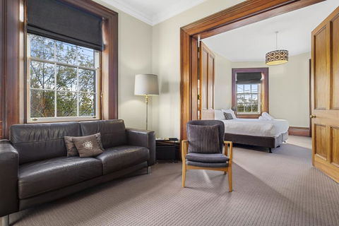 Cromwell Apartment - 3 Red Doors Battery Point - Sunshine Coast Tourism 1