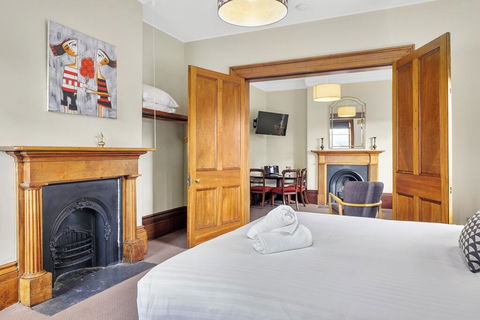 Cromwell Apartment - 3 Red Doors Battery Point - Sunshine Coast Tourism 3
